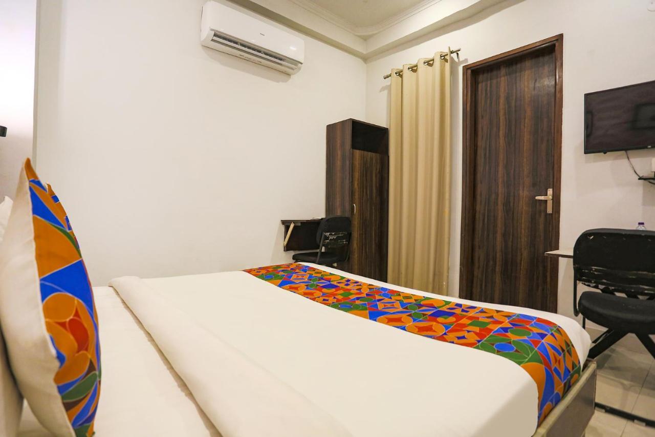 ניו דלהי Fabhotel Novel Suites - Nr Yashobhoomi Convention Centre מראה חיצוני תמונה